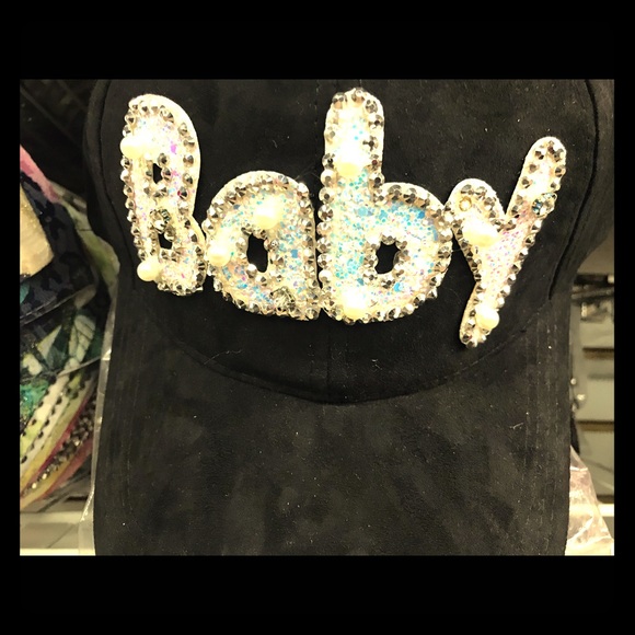 Black hat with design. - Picture 1 of 1